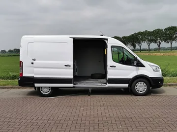 Dopravce Dodávka Ford Transit v Antwerpen Belgie